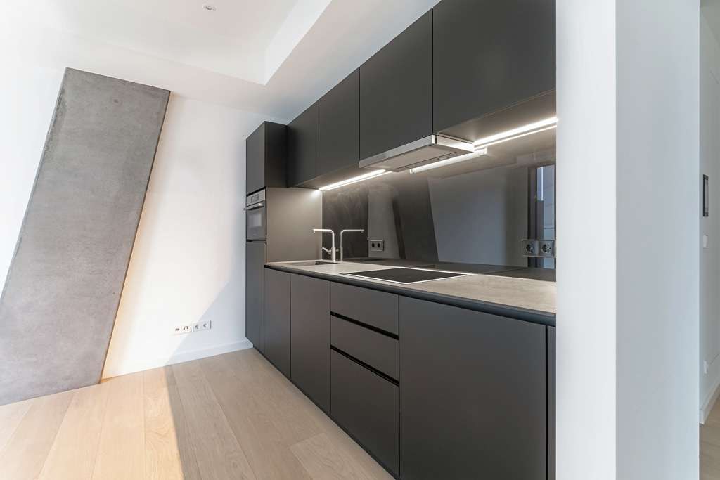 Modern Flair: High-end Living in the Omniturm Tower - Photo 2